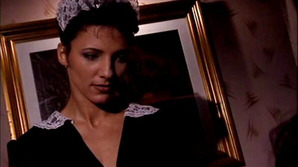Бяцхан хөхтэй brunette түүний ангийн ширээн дээр галзуу юм